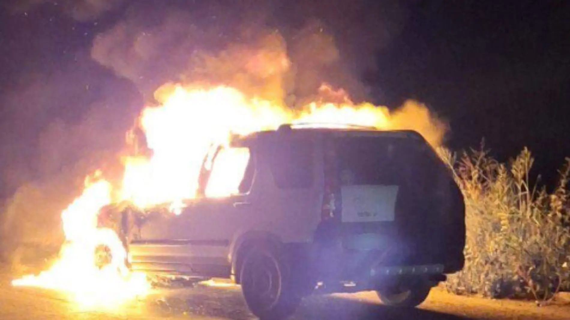 Incedio de camioneta en corredor urbano 